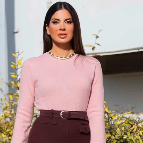 Η Σταματίνα Τσιμτσιλή φόρεσε την άκρως κολακευτική μπορντό σατέν φούστα από τη Zara