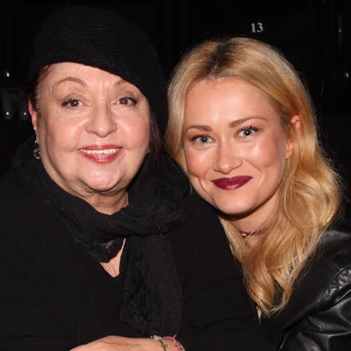 "Η Μίρκα μου" | Η Ιωάννα Ασημακοπούλου μάς βάζει στα γυρίσματα της σειράς το "Σόι σου"