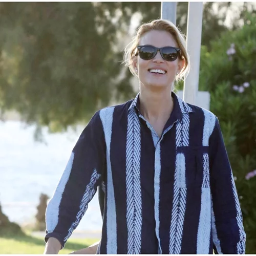 Denim look | Το ανοιξιάτικο σύνολο της Βίκυς Καγιά με jeans από το H&M