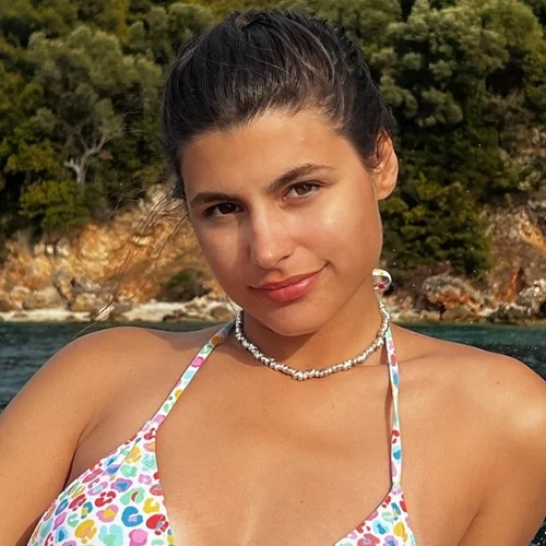 Η Δανάη Παππά με το Pull&Bear μπικίνι που κολακεύει κάθε σιλουέτα