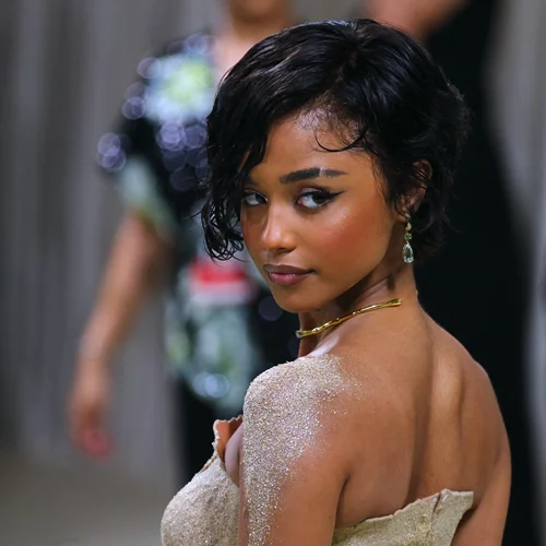 Met Gala 2024 | To φόρεμα από άμμο της Tyla που απαιτούσε να τη μετακινήσουν στο χαλί τέσσερις άνθρωποι