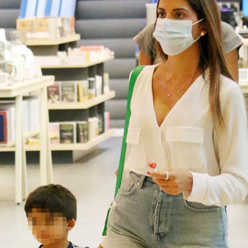 Σταματίνα Τσιμτσιλή | Για ψώνια με τον τριών ετών γιο της με μίνι σορτσάκι