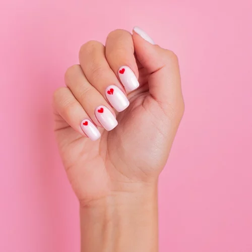 Τα 14 πιο όμορφα ροζ και κόκκινα μανικιούρ για την Ημέρα του Αγίου Βαλεντίνου (κι όχι μόνο)