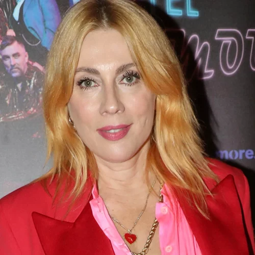 Η Σμαράγδα Καρύδη με κόκκινο κοστούμι | Το colour blocking που δημιούργησε