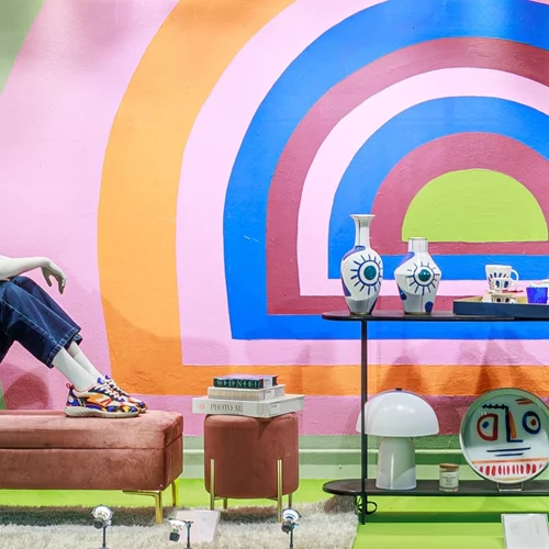 Οι ανοιξιάτικες βιτρίνες του notos γεμίζουν χρώμα το κέντρο της Αθήνας