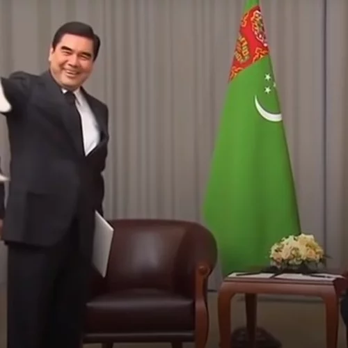 Κάποιος να μάθει στον Πρόεδρο του Τουρκμενιστάν πώς κρατάμε σωστά ένα κουτάβι
