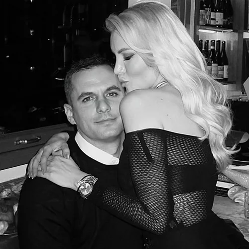 Η Κατερίνα Καινούργιου σε τρυφερές στιγμές με τον σύντροφό της και την "οικογένειά" τους