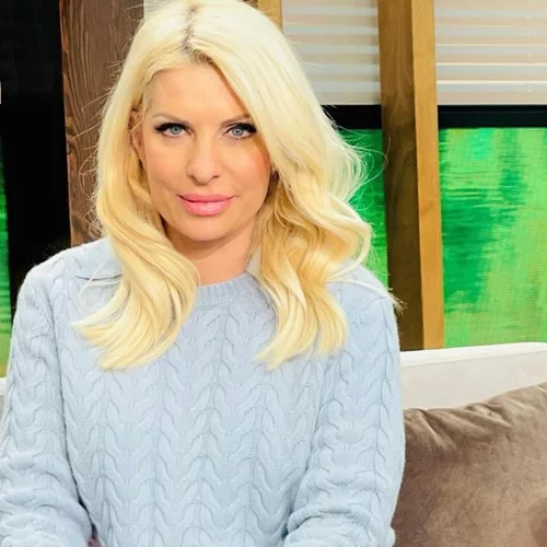 Η Ελένη Μενεγάκη προτείνει τον πιο ανοιξιάτικο τρόπο για να φορέσεις το λευκό παντελόνι