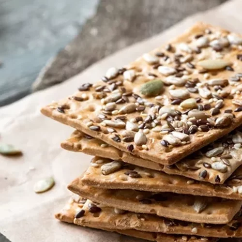 Φτιάξε εύκολα και γρήγορα σπιτικά κράκερς με superfoods