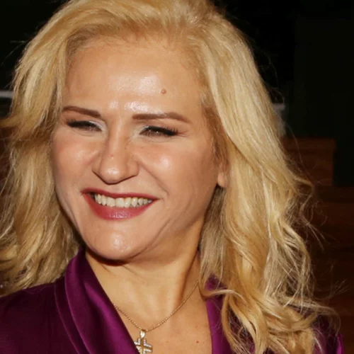 Μπέσυ Μάλφα | Τέλος στο ξανθό - Η τεράστια αλλαγή στην εμφάνισή της