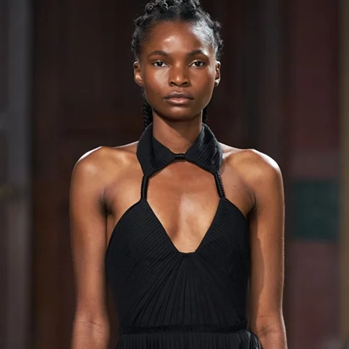 Τα cut-outs στα φορέματα είναι η πιο hot τάση του καλοκαιριού | Τα σχέδια από τα Zara για να την υιοθετήσεις