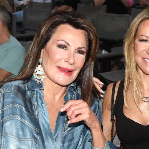 Μαριάννα Λάτση - Γιάννα Αγγελοπούλου | Μαζί στην παράσταση του Τάκη Ζαχαράτου - Τι φόρεσαν οι διάσημες κυρίες;