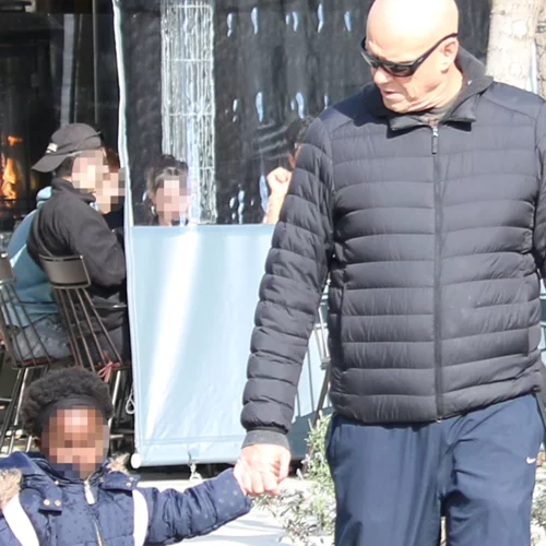 Τζώνη Καλημέρης | Βόλτα με την κόρη του, Ada, στο κέντρο της Αθήνας