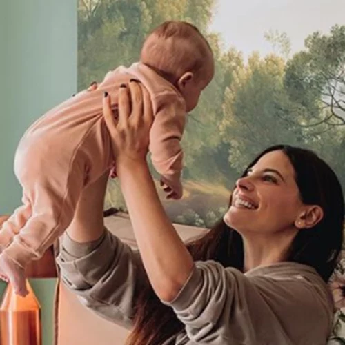 Χριστίνα Μπόμπα | Παιχνίδια στο κρεβάτι με τις δίδυμες κόρες της (pics,vid)