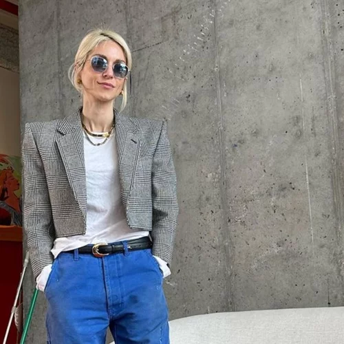 Πώς θα αναβαθμίσεις ένα casual look με T-Shirt & jeans όπως η Σοφία Καρβέλα