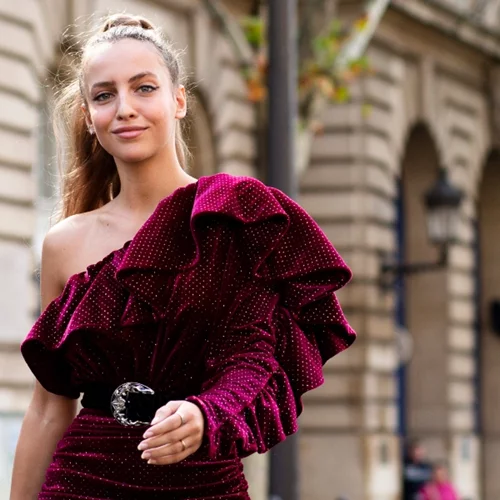 Δεν το έχεις πολύ με το βραδινό ντύσιμο; | Ο στιλιστικός συνδυασμός που θα σου λύσει τα χέρια