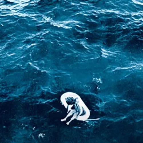 Το εφιαλτικό μυστικό του 11χρονου κοριτσιού που βρέθηκε να επιπλέει ολομόναχο στη μέση του ωκεανού