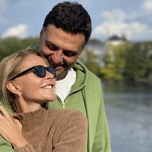 Τζένη Μπαλατσινού και Βασίλης Κικίλιας ακούν τα κάλαντα με τον γιο τους