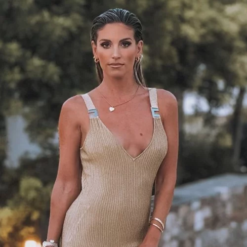 Αθηνά Οικονομάκου | Το maxi φόρεμα της είναι στην ιδανική απόχρωση για αυτή την εποχή