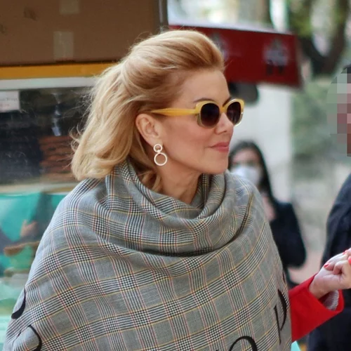 Ευγενία Μανωλίδου | Χαλαρή βόλτα στο κέντρο της Αθήνας με το luxury outfit που θα συζητηθεί