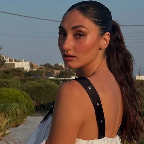 Η Ευαγγελία Πλατανιώτη με total Zara look στη Σιγκαπούρη | Κοστίζει κάτω από 50 ευρώ