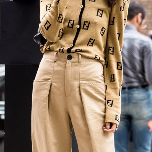 Μια παντελόνα θα σου εξασφαλίσει τα πιο stylish looks για την εποχή