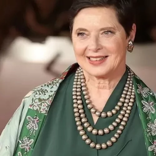 Συγκινεί η Isabella Rossellini | Το χρυσό αγαλματίδιo ανάμεσα στα χαλάσματα μετά τη φωτιά στο Λος Άντζελες