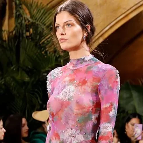 Ξέχασε τα hair clips | Αυτό είναι το αξεσουάρ μαλλιών που φορούν τώρα οι fashionistas