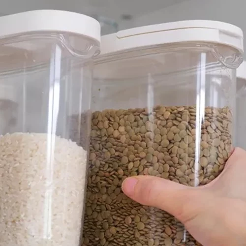 Σκόροι τροφίμων | 3 tips για να προστατεύσεις τα ντουλάπια της κουζίνας σου