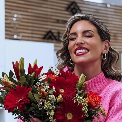 Αθηνά Οικονομάκου | Τα leopard mules της είναι η πιο sexy επιλογή για τις βραδινές εμφανίσεις της άνοιξης