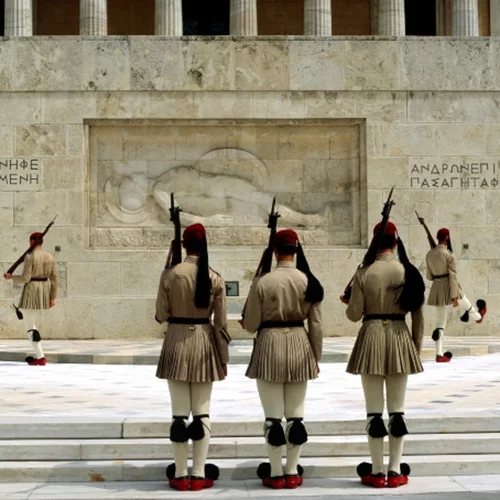 Έλληνες γονείς έκαναν viral… την αλλαγή φρουράς των Ευζώνων στην Αθήνα- Το βίντεο με τον γιο τους