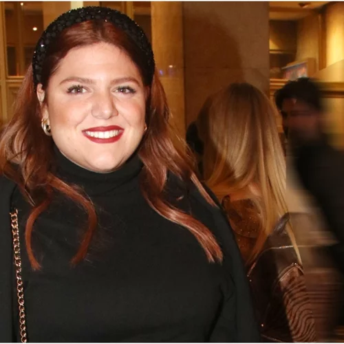 Το stylish ασπρόμαυρο φόρεμα της Δανάης Μπάρκα από το Marks & Spencer | Συνδυάζεται υπέροχα με όλα τα παπούτσια