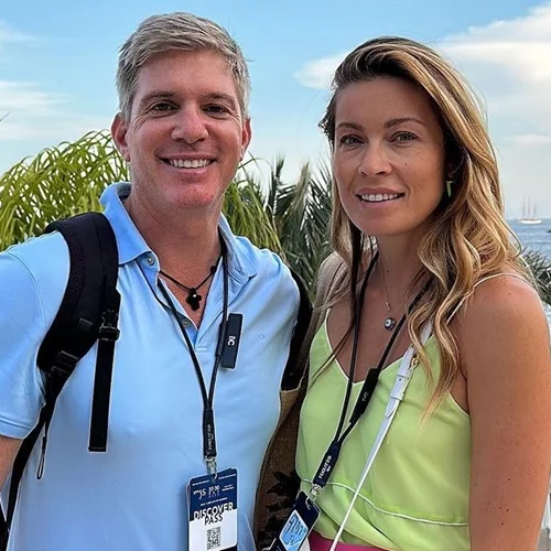 Μαριέττα Χρουσαλά & Λέων Πατίτσας στα κόκκινα | Το ερυθρόλευκο πάρτι στην έπαυλή τους στο Ελληνικό