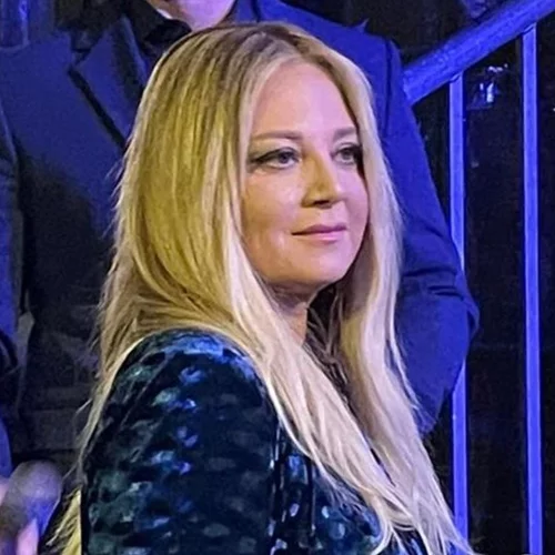 Η Νάνσυ Ζαμπέτογλου με velvet κοστούμι που είναι ιδανικό για festive looks στη φωταγώγηση του δέντρου της Αθήνας