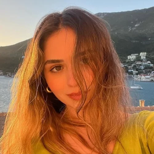 Βάσια Γκολφινοπούλου | Η "Σάντρα" από "Το Σόι Σου" ποζάρει στην αγκαλιά του συντρόφου της