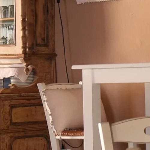 Λευκά τραπεζάκια και βουκαμβίλιες σε αυλή του 1926 | Το εστιατόριο του Τζιοβάνι στη Ρόδο