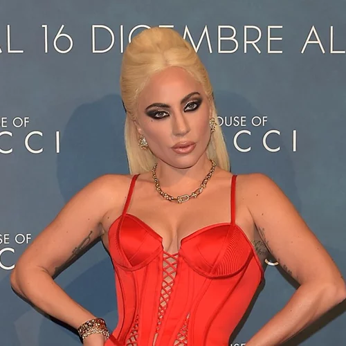 Lady Gaga | Εμφανίστηκε με κόκκινο Versace φόρεμα στην πρεμιέρα του ‘House of Gucci’ στο Μιλάνο