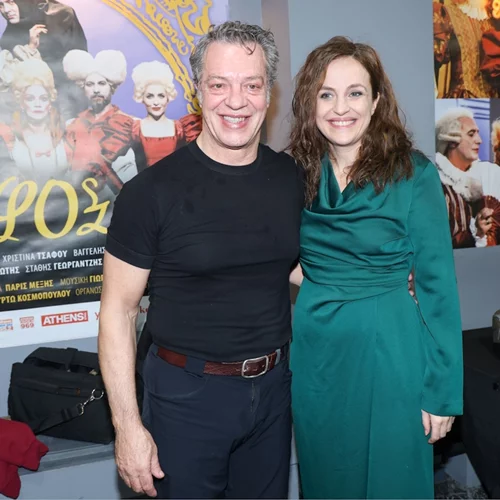 Γιάννης Τσορτέκης & Έλενα Μαυρίδου | Ποζάρουν αγκαλιά στη θεατρική τους πρεμιέρα