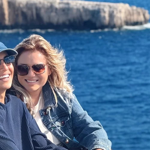 Ευγενία Σαμαρά & Μαρία Καβογιάννη | Η φθινοπωρινή φωτογραφία τους με θέα το μπλε των Παξών