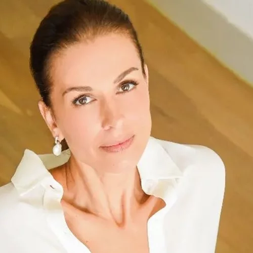 Λιτή και κομψή | Η Τζίνα Αλιμόνου ποζάρει σε έναν καταπράσινο κήπο φορώντας ένα μαύρο maxi φόρεμα, δείχνοντας πιο εντυπωσιακή από ποτέ