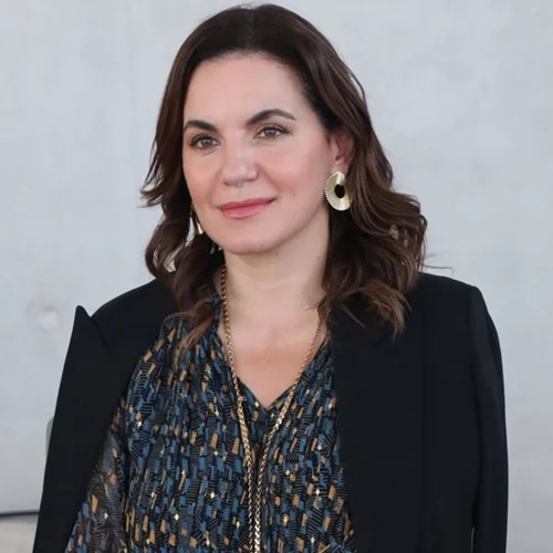 Η Όλγα Κεφαλογιάννη με μοντέρνο κοστούμι στην Athens Fashion Week