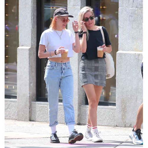 Kristen Stewart | Σχεδιάζει να κάνει τον γάμο της με χαβιάρι, μπαλάντες για τη Diana και τζιν παντελόνι