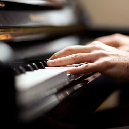 "Τροφή για την ψυχή μου" | Μια Παριζιάνα πιανίστρια, 106 ετών θα κυκλοφορήσει το έκτο άλμπουμ της