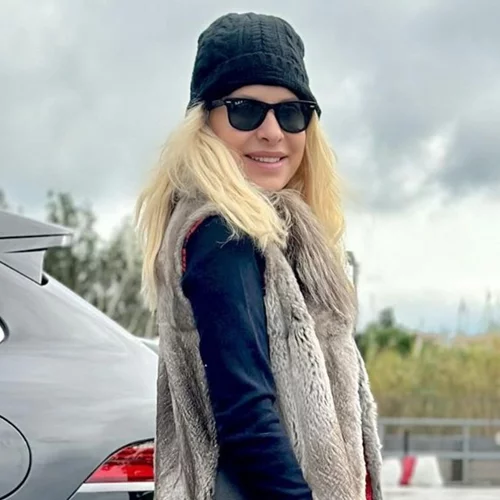 Η Ελένη Μενεγάκη φόρεσε το παντελόνι που θέλουμε να φοράμε κάθε μέρα στο γραφείο