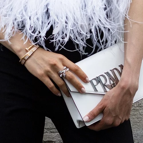 Nail Trends | Το χρώμα που θα αντικαταστήσει το μαύρο φέτος το φθινόπωρο και το χειμώνα