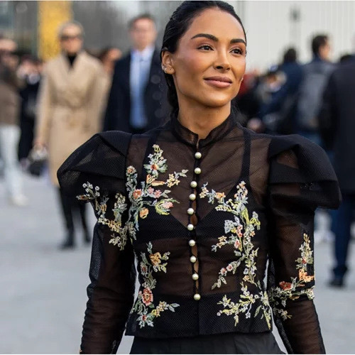 Το embroidered top με λουλούδια που θα φέρει την άνοιξη στα looks σου