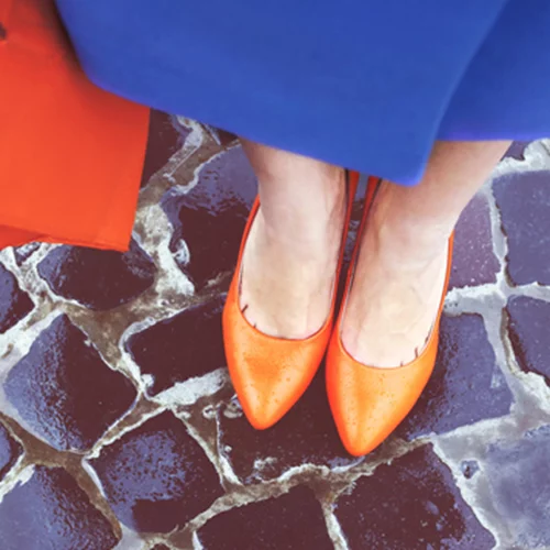 Τα παπούτσια που λατρέψαμε να μισούμε στα '00s είναι και πάλι στη μόδα