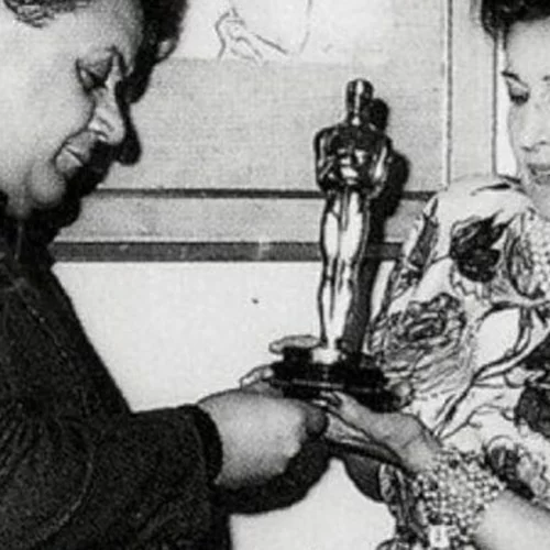 "Το Όσκαρ το πήρα ερήμην μου" | Ο Μάνος Χατζιδάκις πέταξε στα σκουπίδια το χρυσό αγαλματίδιο