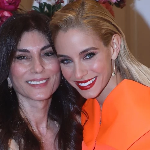 Γιορτή της Μητέρας | 10 celebrities ποζάρουν αγκαλιά με τις μαμάδες τους