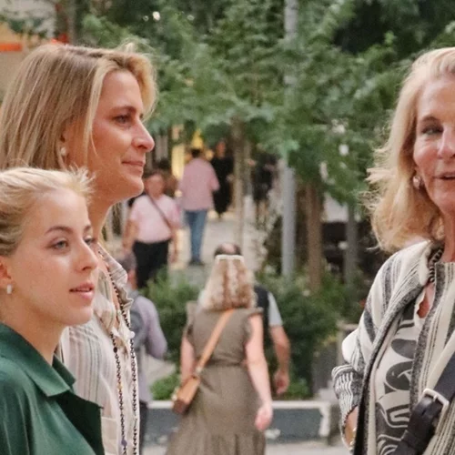 Τατιάνα Μπλάτνικ | Έβαλε το ίδιο φόρεμα Ελληνίδας σχεδιάστριας με τη μητέρα της